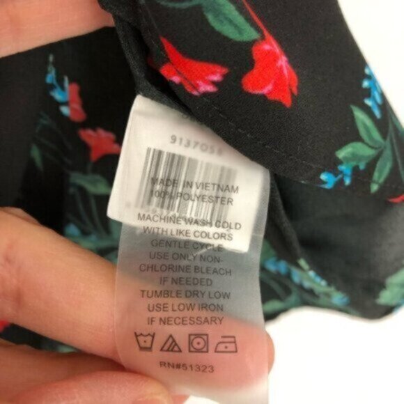 Vince Camuto | Women's Black Floral Print & V-Neckline Tank Blouse Size Small - Picture 5 of 5